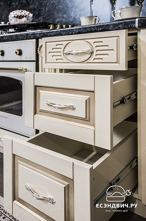 Шкаф угловой "Маэстро" (МДФ) (Крем глянец/Патина/Лак) UgVr